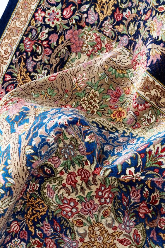 Choosing the Best Colors for Silk Carpets in Your Living Room